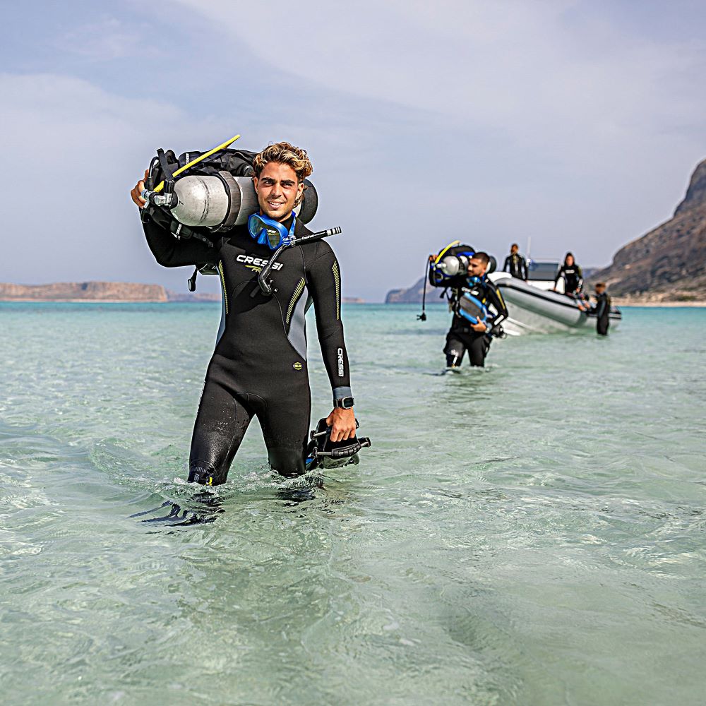 Students listening to scuba course briefing