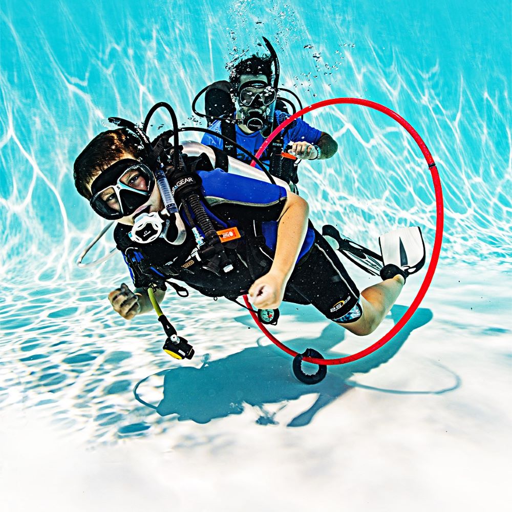 New diver adjusting mask in a pool session